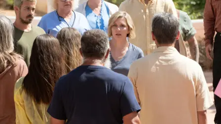 Rhea Seehorn en el centro de una escena en Pluribus.