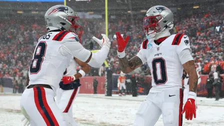 Los Patriots celebran un pase interceptado.