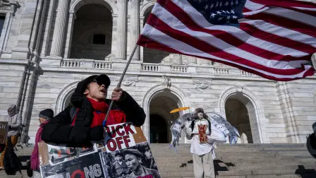 Manifestantes contra el ICE se encuentran frente al Capitolio del Estado de Minnesota después de que un pequeño grupo de manifestantes se reuniera frente a la oficina del gobernador de Minnesota en Minneapolis.