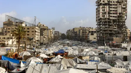 Tiendas de campaña y refugios en un campamento para desplazados por el conflicto, entre los escombros de la antigua sede del Consejo Legislativo Palestino (CLP) y cerca de la Plaza del Soldado Desconocido en la ciudad de Gaza, el 28 de enero de 2026. Desde el 10 de octubre, una frágil tregua en Gaza, impulsada por Estados Unidos, ha frenado en gran medida los combates entre las fuerzas israelíes y Hamás, pero ambas partes han denunciado frecuentes violaciones. (Foto de Omar AL-QATTAA / AFP)