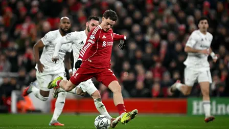 El centrocampista alemán #07 del Liverpool, Florian Wirtz, marca el segundo gol del equipo durante el partido de la UEFA Champions League entre el Liverpool y el Qarabag.