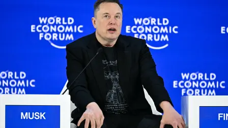 Elon Musk, director ejecutivo de SpaceX y Tesla, y empresario sudafricano-canadiense-estadounidense, habla durante la reunión anual del Foro Económico Mundial (FEM) en Davos el 22 de enero de 2026. El Foro Económico Mundial se celebra en Davos del 19 al 23 de enero de 2026. (Foto: Fabrice COFFRINI / AFP)