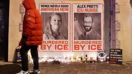 Carteles de Renee Nicole Good y Alex Pretti, ambos ciudadanos estadounidenses asesinados a tiros por agentes del ICE.