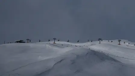 teleféricos operando sobre pistas de esquí cubiertas de nieve, antes de los Juegos Olímpicos de Milán Cortina 2026.