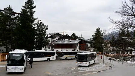 Estación de autobuses en Cortina d'Ampezzo, una de las ciudades anfitrionas de los Juegos Olímpicos de Milán Cortina 2026.
