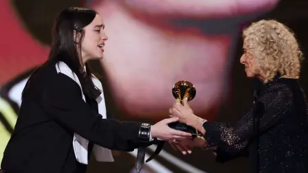 Billie Eilish recibe el premio a la Canción del Año por "WILDFLOWER" de manos de Carole King.