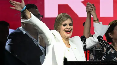 Costa Ricas presidential candidate from the Sovereign People Party, Laura Fernandez, waves to supporters during her victory speech after the presidential election results at the Aurola Hotel, in San Jose on February 1, 2026. Right-wing candidate Laura Fernandez won Costa Rica's presidential election on February 1 by a landslide after promising to crack down hard on rising violence linked to the cocaine trade. (Photo by MARVIN RECINOS / AFP)