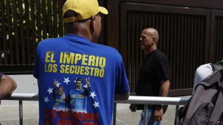 Un simpatizante del gobierno lleva una camiseta con imágenes del presidente derrocado Nicolás Maduro y su esposa, Cilia Flores, durante una marcha organizada por el Partido Socialista Unido de Venezuela (PSUV) para exigir la liberación de Maduro en Caracas el 2 de febrero de 2026.