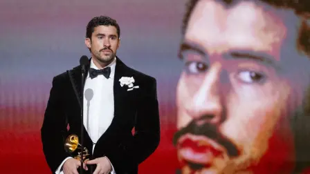 La portavoz de la Casa Blanca, Karoline Leavitt, criticó que "los famosos de Hollywood" no dijeran nada cuando la administración anterior de Joe Biden "permitió la invasión de la frontera" con México.

Para más información del tema, visita: https://www.eleconomista.com.mx/arteseideas/casa-blanca-arremete-bad-bunny-tacha-ironico-discurso-cantante-grammy-20260203-798234.html

¡Síguenos en nuestras redes sociales para mantenerte informado!

Twitter: https://twitter.com/eleconomista 
Facebook: https://www.facebook.com/ElEconomista.mx
Instagram: https://www.instagram.com/eleconomistamx
LinkedIn: https://www.linkedin.com/company/el-economista/

#ElEconomista #EETV