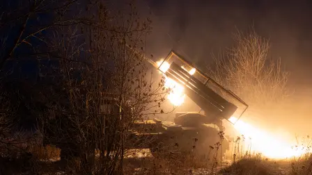 Soldados ucranianos disparan un MRLS BM-21 'Grad' hacia posiciones rusas en un lugar no revelado cerca de Druzhkivka, región de Donetsk, en medio de la invasión rusa de Ucrania.