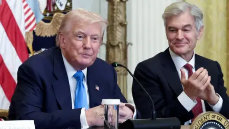 El presidente de Estados Unidos, Donald Trump, es aplaudido por el Dr. Mehmet Oz.