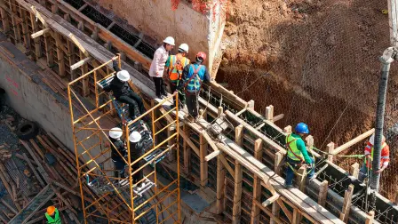 La presidenta de México, Claudia Sheinbaum, saludó a los trabajadores en la obra de modernización de la autopista "Siglo XXI" en el tramo de Pátzcuaro-Uruapan.