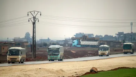 Autobuses de un convoy militar estadounidense que transporta detenidos del grupo Estado Islámico.
