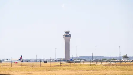El Gobierno de Estados Unidos permitió el ‌miércoles la reanudación de los vuelos hacia y desde la ciudad fronteriza de El Paso, ⁠en Texas, tras prohibir abruptamente todo tráfico aéreo ⁠debido a lo que, según autoridades, fue una incursión de drones por parte de un ‌cártel de la droga mexicano.

Para más información del tema, visita: https://www.eleconomista.com.mx/internacionales/estrellan-versiones-cierre-espacio-aereo-paso-drones-narco-falta-comunicacion-20260211-799436.html

Twitter: https://twitter.com/eleconomista 
Sitio web: https://www.eleconomista.com.mx/ 
Facebook: https://www.facebook.com/ElEconomista.mx 
Instagram: https://www.instagram.com/eleconomistamx

#ElEconomista #EETV