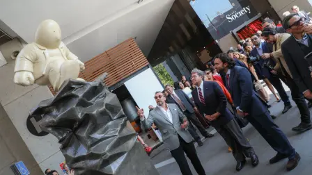 El autor y Ricardo Monreal ante "Ego VI Petite (2022).