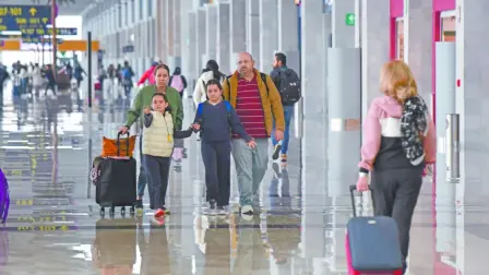 México recibió el año pasado divisas turísticas por 34,991.6 millones de dólares, cifra récord que representó un incremento del 6.2% en relación con el 2024.

Para más información del tema, visita: https://www.eleconomista.com.mx/empresas/mexico-recibio-divisas-turisticas-record-34-991-millones-pesos-2025-inegi-20260212-799593.html

¡Síguenos en nuestras redes sociales para mantenerte informado!

Twitter: https://twitter.com/eleconomista 
Facebook: https://www.facebook.com/ElEconomista.mx
Instagram: https://www.instagram.com/eleconomistamx
LinkedIn: https://www.linkedin.com/company/el-economista/

#ElEconomista #EETV