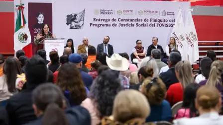 Jabnely Maldonado, vocal ejecutiva del Fovissste, en la entrega de constancias de finiquito en Chihuahua.