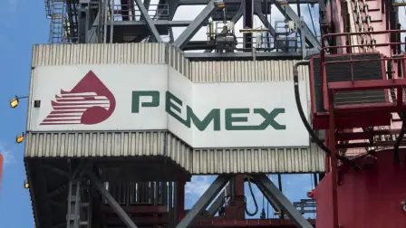 La Secretaría de Hacienda y Crédito Público indicó que fueron tres operaciones. La primera de ellas por 9,005 millones de pesos a 5.2 años en tasa flotante.

Para más información del tema, visita: https://www.eleconomista.com.mx/mercados/pemex-coloco-31-500-millones-pesos-mercado-local-20260213-799856.html 

¡Síguenos en nuestras redes sociales para mantenerte informado!

Twitter: https://twitter.com/eleconomista 
Facebook: https://www.facebook.com/ElEconomista.mx
Instagram: https://www.instagram.com/eleconomistamx
LinkedIn: https://www.linkedin.com/company/el-economista/

#ElEconomista #Pemex