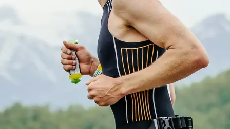 Un corredor lleva un gel de carbohidratos.