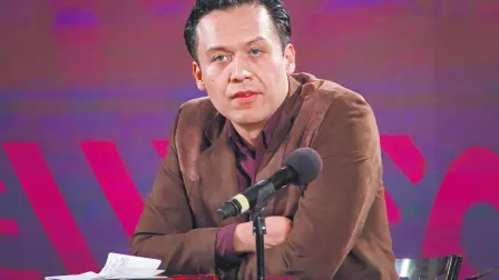 Por segundo día consecutivo, el extitular de la Dirección General de Materiales Educativos de la Secretaría de Educación Pública (SEP), Marx Arriaga Navarro, permaneció atrincherado en su oficina ubicada en avenida Universidad, luego de que fuera destituido de su cargo el viernes pasado.Quien fuera el encargado de rediseñar los Libros de Texto Gratuitos durante el gobierno de Andrés Manuel López Obrador, ha mostrado abiertamente su inconformidad por su remoción del cargo, al acusar que al gobierno federal busca intervenir los libros de texto que él creó para beneficiar a privados.Además de alterar las bases de la Nueva Escuela Mexicana.Es de resaltar que el pasado viernes 13 de febrero, se hizo viral un vídeo en redes sociales donde personal de la Unidad de Asuntos Jurídicos y del Órgano Interno de Control de la SEP y elementos de resguardo le anuncian a Marx Arriaga su destitución.Ante esta situación, el exfuncionario se confronto con el personal y cuestionó su renuncia. Al final, en modo de protesta decidió atrincherarse en su oficina, al tiempo que llamó los integrantes de los Comités de Defensa de la Nueva Escuela Mexicana que él fundó a una jornada de protestas virtuales.Es así que a través de redes sociales ha realizado transmisión y este domingo desde su oficina, Marx Arriaga acusó a Mario Delgado, titular de la SEP, sobre el ofrecimiento de una embajada a cambio de dejar su cargo que ostenta desde 2021.“Desde la justicia social, en qué le beneficia que le regales una migaja, por interés que deje la plaza, a un funcionario público, ¿de qué estamos hablando?...Secretaria, cortate un poquito, deja de mentir”, lanzó  Ante esta polémica, Mario Delgado anunció que este lunes se informará sobre la nueva persona que ocupará el cargo. Al tiempo Marx Arriaga analizaba cómo continuar con protesta. Foto: CuartoscuroFOTO: ROGELIO MORALES /CUARTOSCURO.COM