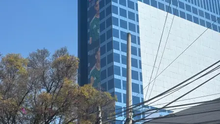 Reaparecen en la CDMX LOS anuncios envolventes en edificios que están prohibidos por la ley de publicidad exterior