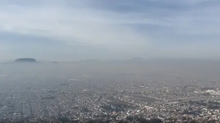 Panorámica de un amanecer contaminado en la zona oriente de la CDMX.