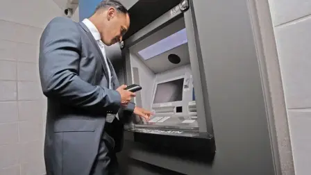 Retirar efectivo de una red de cajeros que no sea a la que pertenece tu tarjeta podría costarte una comisión que va de los 20 a 40 pesos por evento. Alianzas como Multired y convenios entre bancos evitan cargos extras.

Para más información del tema, visita: https://www.eleconomista.com.mx/finanzaspersonales/retirar-efectivo-comision-conoce-alianzas-bancos-mexico-20260216-800075.html

¡Síguenos en nuestras redes sociales para mantenerte informado!

Twitter: https://twitter.com/eleconomista 
Facebook: https://www.facebook.com/ElEconomista.mx
Instagram: https://www.instagram.com/eleconomistamx
LinkedIn: https://www.linkedin.com/company/el-economista/

#ElEconomista #EETV