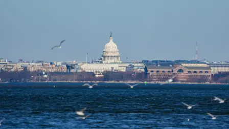El Capitolio de EU se ve al otro lado del río Potomac desde Alexandria, Virginia.