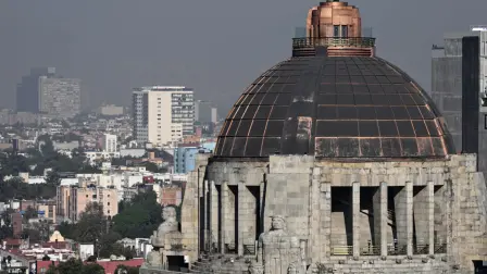 Autoridades mantienen Fase I por ozono debido a condiciones atmosféricas adversas, incendios y acumulación de contaminantes; aplican restricciones vehiculares y recomendaciones de salud.

Para más información del tema, visita: https://www.eleconomista.com.mx/politica/mantienen-contingencia-ambiental-restricciones-sheinbaum-explica-aumento-contaminacion-20260217-800258.html

¡Síguenos en nuestras redes sociales para mantenerte informado!

Twitter: https://twitter.com/eleconomista 
Facebook: https://www.facebook.com/ElEconomista.mx
Instagram: https://www.instagram.com/eleconomistamx
LinkedIn: https://www.linkedin.com/company/el-economista/

#ElEconomista #EETV
