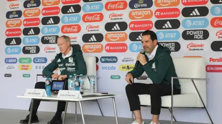 IVAR SISNIEGA Y DULIO DAVINO EN CONFERENCIA DE PRENSA DE LA SELECCION MEXICANA DE FUTBOL . FOTO : HUGO SALAZAR / EL ECONOMISTA .