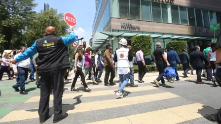 El ejercicio sísmico activó altavoces, celulares y protocolos de emergencia en la capital y el Estado de México; autoridades prevén ajustes en alertas y nuevos simulacros este año.

Para más información del tema, visita: https://www.eleconomista.com.mx/politica/simulacro-sismo-2026-asi-activo-alerta-cdmx-edomex-cambios-hubo-sistema-20260218-800440.html

¡Síguenos en nuestras redes sociales para mantenerte informado!

Twitter: https://twitter.com/eleconomista 
Facebook: https://www.facebook.com/ElEconomista.mx
Instagram: https://www.instagram.com/eleconomistamx
LinkedIn: https://www.linkedin.com/company/el-economista/

#ElEconomista #Simulacro #SismoCDMX