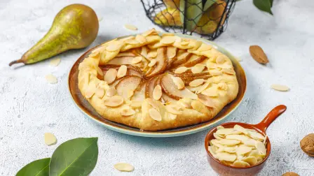 La pera, cuando se cocina poco y se trata con paciencia, deja un dulzor limpio y una textura sedosa. Este pay sin horno usa base crujiente de galletas María, relleno cremoso tipo cheesecake y una cubierta de pera que queda brillante y corta perfecto.