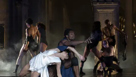 La obra El Cisne Negro montada en el Castillo de Chapultepec es una proeza escénica de La Infinita Compañía. Foto: Cortesía