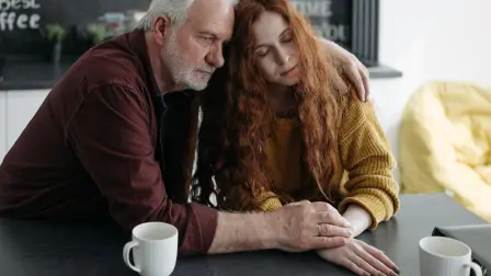 La generación llamada sanwich se debate entre darle una buena educación a sus hijos, ahorrar para su retiro y ayudar a sus padres.