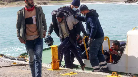 Migrantes desembarcan de una embarcación en el puerto de Kali Limenes, en Heraclión, al sur de Creta.