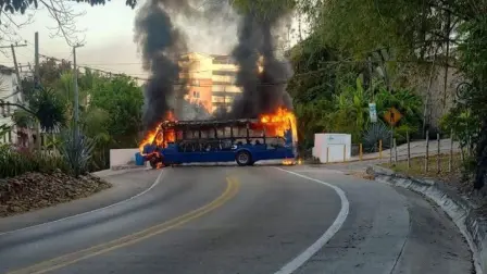 Los bloqueos son derivados de un operativo en el Pueblo Mágico de Tapalpa.

Para más información del tema, visita: https://www.eleconomista.com.mx/politica/reportan-narcobloqueos-jalisco-michoacan-20260222-801032.html 

¡Síguenos en nuestras redes sociales para mantenerte informado!

Twitter: https://twitter.com/eleconomista 
Facebook: https://www.facebook.com/ElEconomista.mx
Instagram: https://www.instagram.com/eleconomistamx
LinkedIn: https://www.linkedin.com/company/el-economista/

#ElEconomista #Jalisco #Michoacán