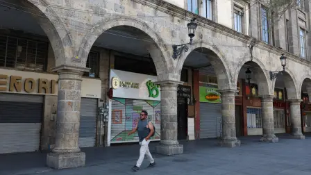 Comercios cerrados en el centro de Guadalajara, Jalisco.