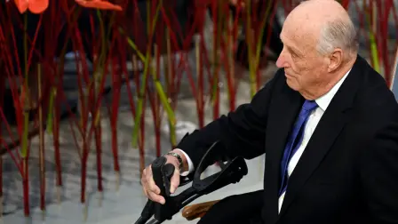 Harald V sufrió problemas de salud similares hace dos años mientras estaba de vacaciones en Malasia.