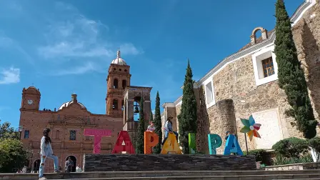 Las letras monumentales de la ciudad de Tapalpa,  Pueblo Mágico en Jalisco, se aprecian al pie de la iglesia en la plaza central de este lugar.