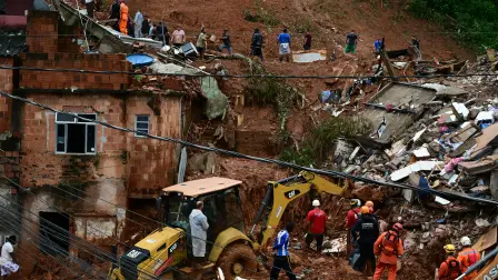 Equipos de rescate buscan víctimas entre los escombros después de un deslizamiento de tierra causado por fuertes lluvias en el barrio Parque Jardim Burnier en Juiz de Fora, estado de Minas Gerais.