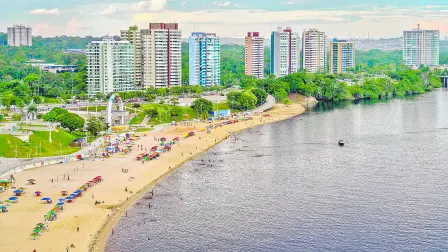 Manaos es la gran puerta urbana de la Amazonia brasileña: desde aquí parten rutas a ríos, reservas y comunidades que revelan la escala del bosque tropical