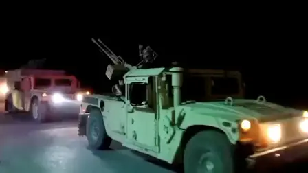 Vehículos militares circulan por una carretera en Nangarhar, Afganistán.