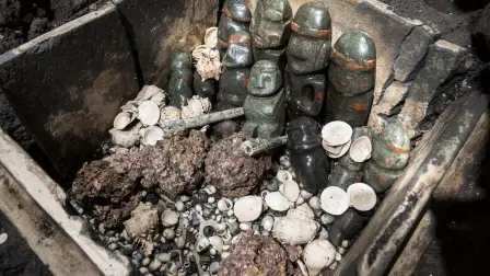 Las esculturas, ⁠talladas en piedras ‌metamórficas verdes, presentan rasgos esquemáticos característicos del estilo Mezcala de la sierra ⁠norte de Guerrero, de acuerdo con los expertos.