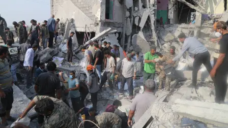 Personas y fuerzas de rescate trabajan en el rescate de niñas que quedaron atrapadas en una escuela en Minab, Irán.