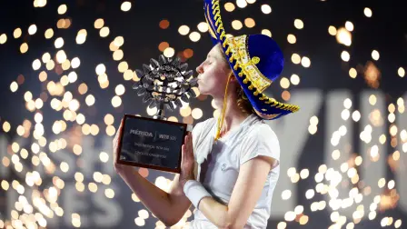 La española Cristina Bucsa celebra con el trofeo tras ganar su último partido contra la polaca Magdalena Frech, en el Abierto de Mérida - Yucatán.