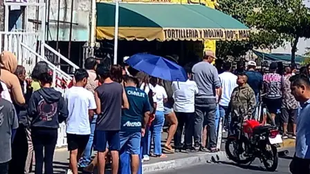 Vecinos de Guadalajara (Jalisco) hacen fila para comprar tortillas de maíz. La muerte de ‘El Mencho’ desató una ola de violencia que provocó desabasto y cierre de negocios. Foto: Antonio Romero