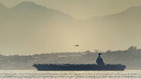 El portaaviones estadounidense USS Gerald Ford cruzando el Estrecho de Gibraltar.