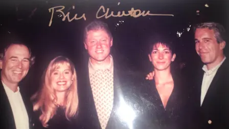 Esta foto sin fecha de la colección personal de Jeffrey Epstein, proporcionada por los demócratas del Comité de Supervisión de la Cámara de Representantes, y en la que se aprecia a Bill Clinton al centro de la imagen.