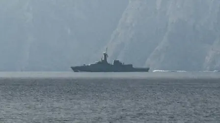 Un buque de la marina es visto navegando en el Estrecho de Ormuz.