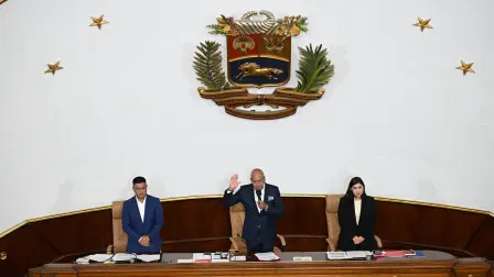 El presidente de la Asamblea Nacional de Venezuela, Jorge Rodríguez (centro), habla junto al primer vicepresidente, Pedro Infante (izq.), y la segunda vicepresidenta, América Pérez.